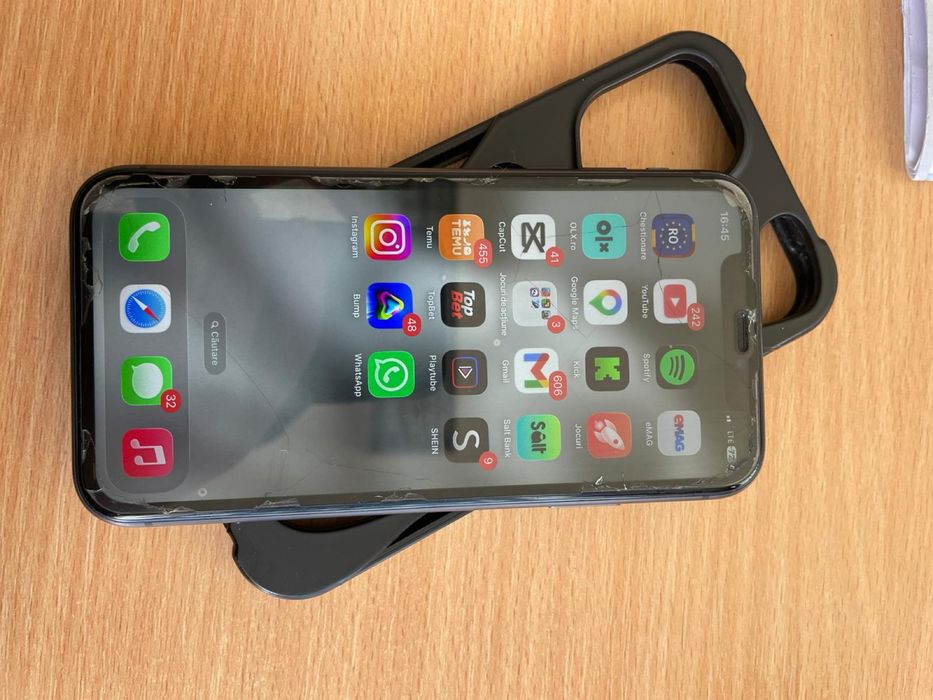 Vand iphone 11 telefonu ince este în garanție