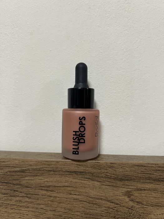 Течният руж на Rodial BLUSH DROPS