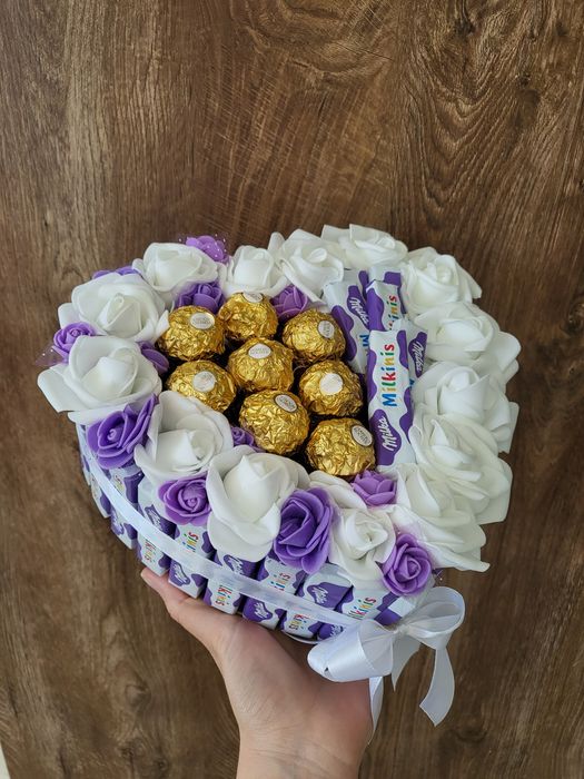 Букет вечни рози бебе памперси бонбони персонализиран рожден ден юбиле