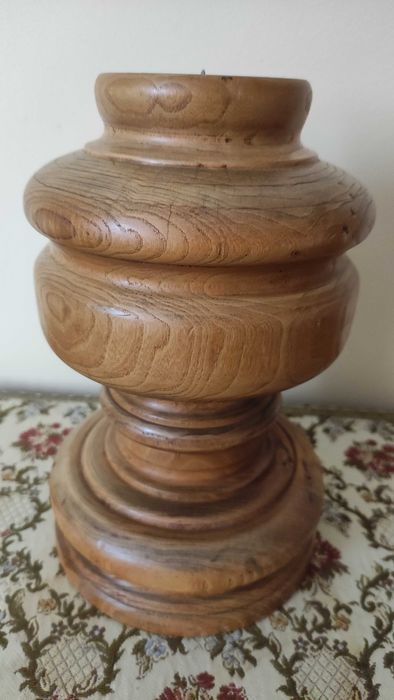 Огромен тежък стар свещник от масивно дърво подсилен с метал