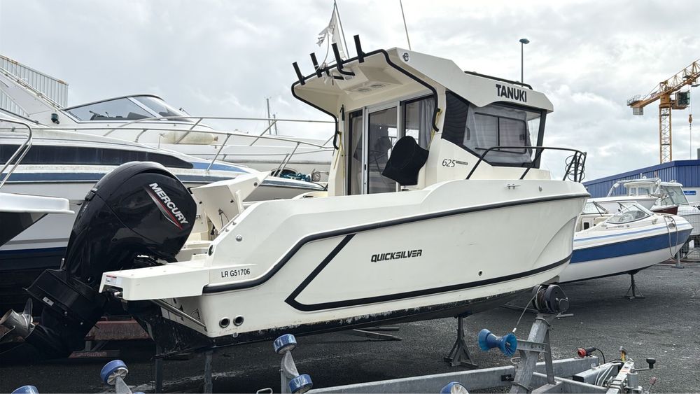 Продавам лодка QUICKSILVER 625 PILOTHOUSE + чисто нов колесар купуван