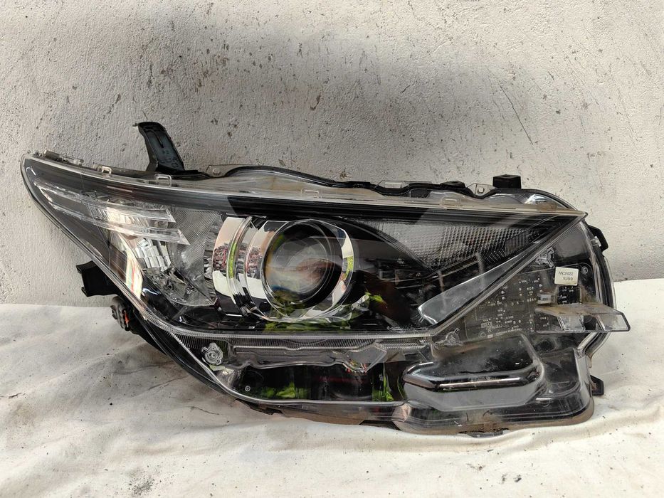 Оригинален фар Тойота Аурис  Toyota Auris Led
