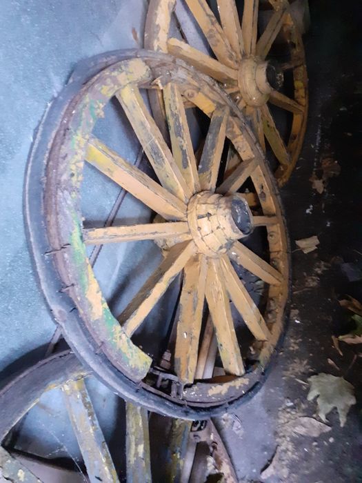 Каруца и колела от каруца 4броя