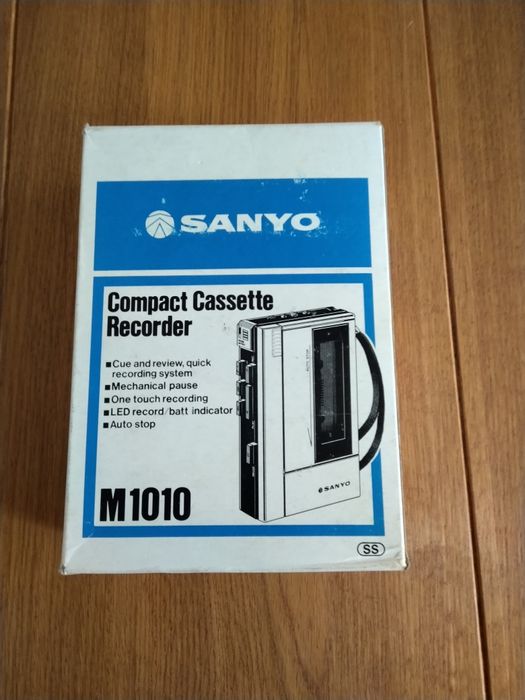 Продавам малък винтидж преносим японски касетофон Sanyo M1010