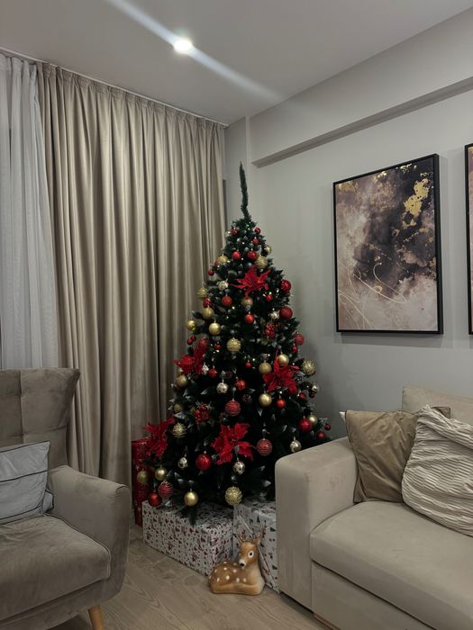 Pom de Crăciun artificial 210 cm (împreună cu jucării și lumini)