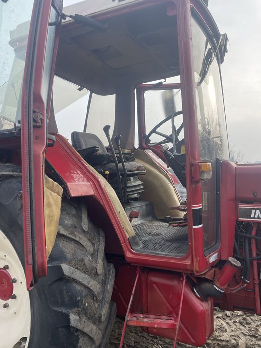 Tractor case international 856 xl cu tot cu plug rabewek 3 cormane