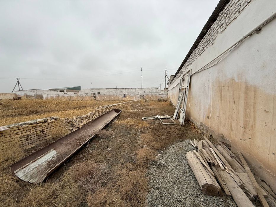 SharSharadan 1 km uzoqlikda Shovot  yo'lida joylashgan noturar bi