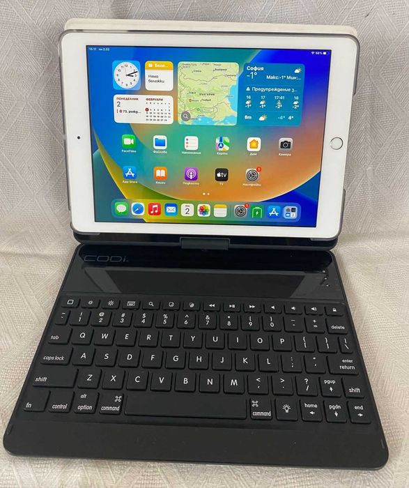 Комплект 9,7" Таблет Apple iPad и Bluetooth кейс/клавиатур Codi- 6 в 1