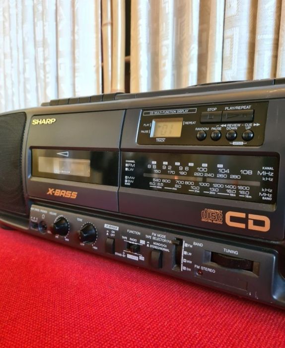 Radio-casetofon vintage Sharp.