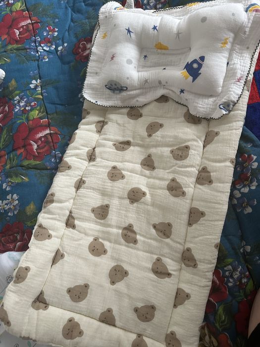 Отдам матрасик с подушкой.