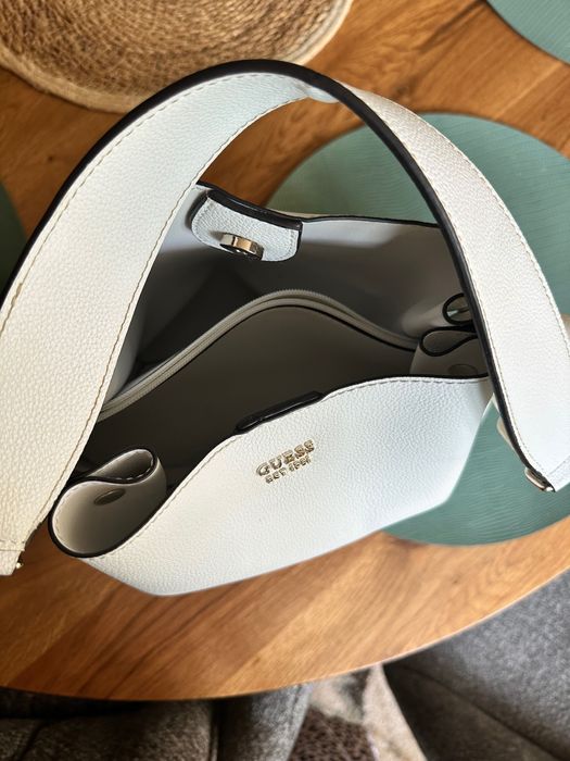 Дамска Бяла чанта Guess