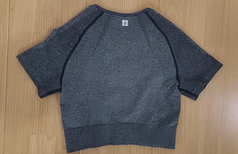 Дамска безшевна тениска за фитнес DOMYOS