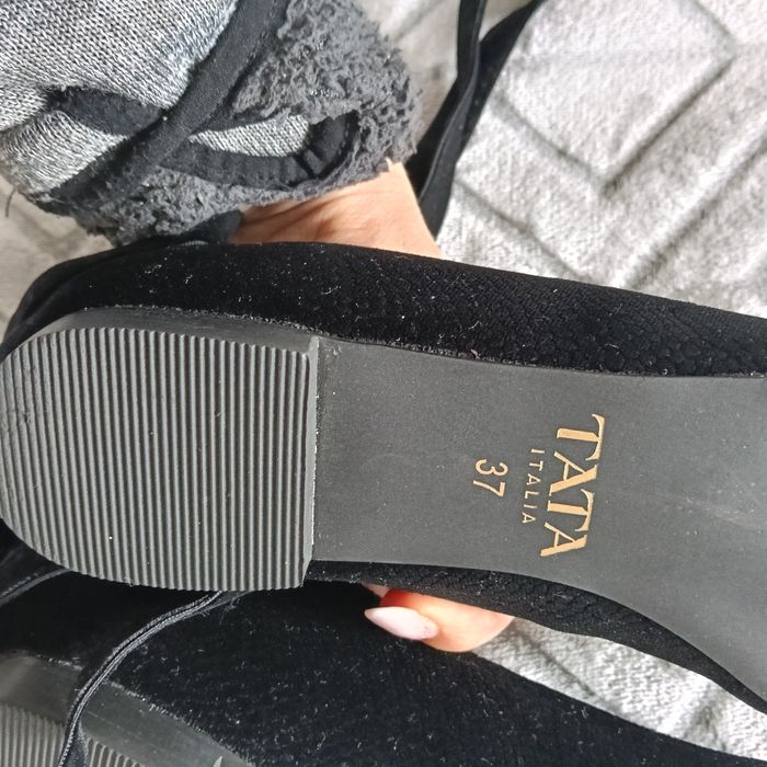 Balerini cu vârf ascuțit și barete (ankle strap) de la brandul Tata It