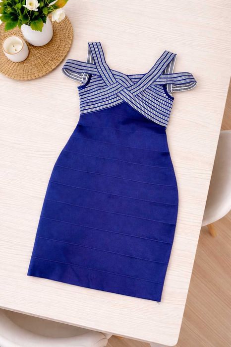 дамска синя с бяло бандажна къса рокля с красиво преплетено деколте и дебели презрамки стеганата по тялото ластична