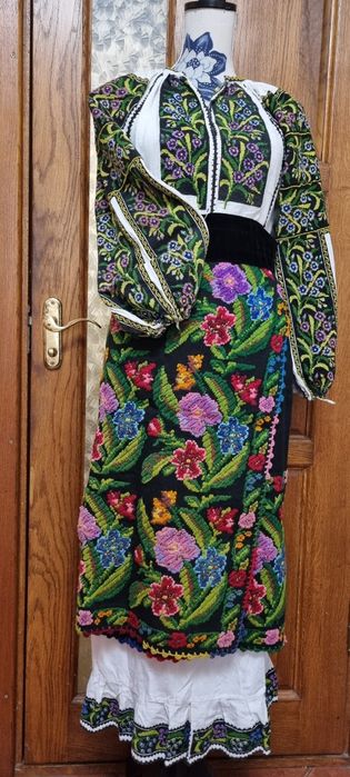 Costum popular autentic