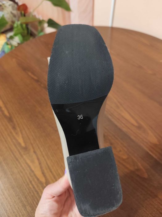 Чисто нови, много красиви бежови обувки.