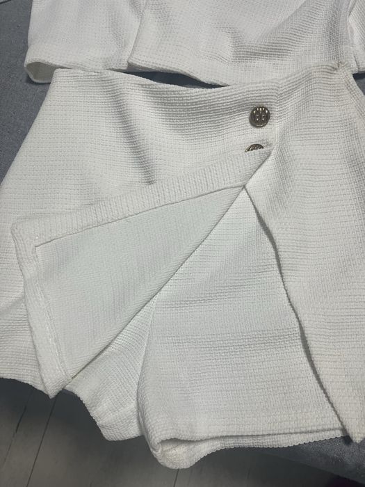 Бял комплект-сако и пола-панталонки