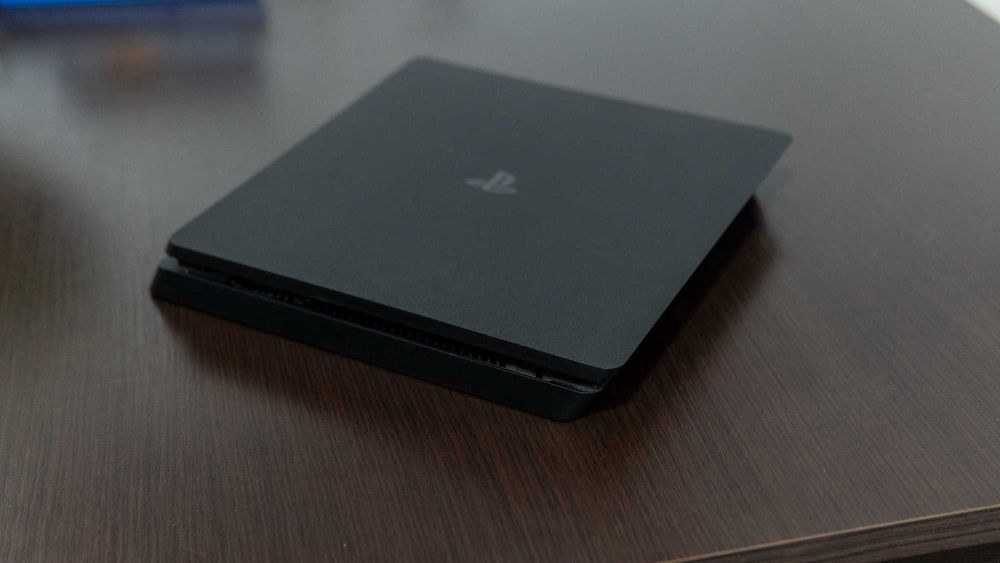 PlayStation 4 - PS4 в перфектно състояние + Контролер и Игра
