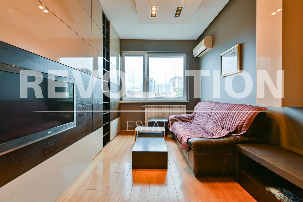 Дава се под наем Тристаен апартамент в София, Център - 65 кв.м за 650 € - Снимка #1