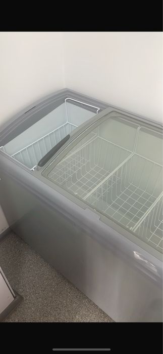 Продам витринную морозилку