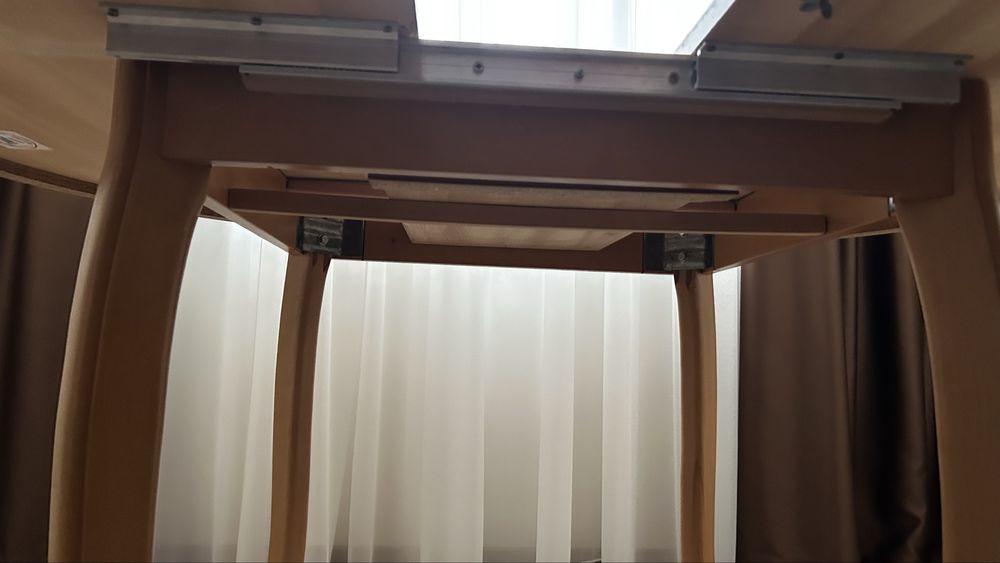 Дървена кръгла маса