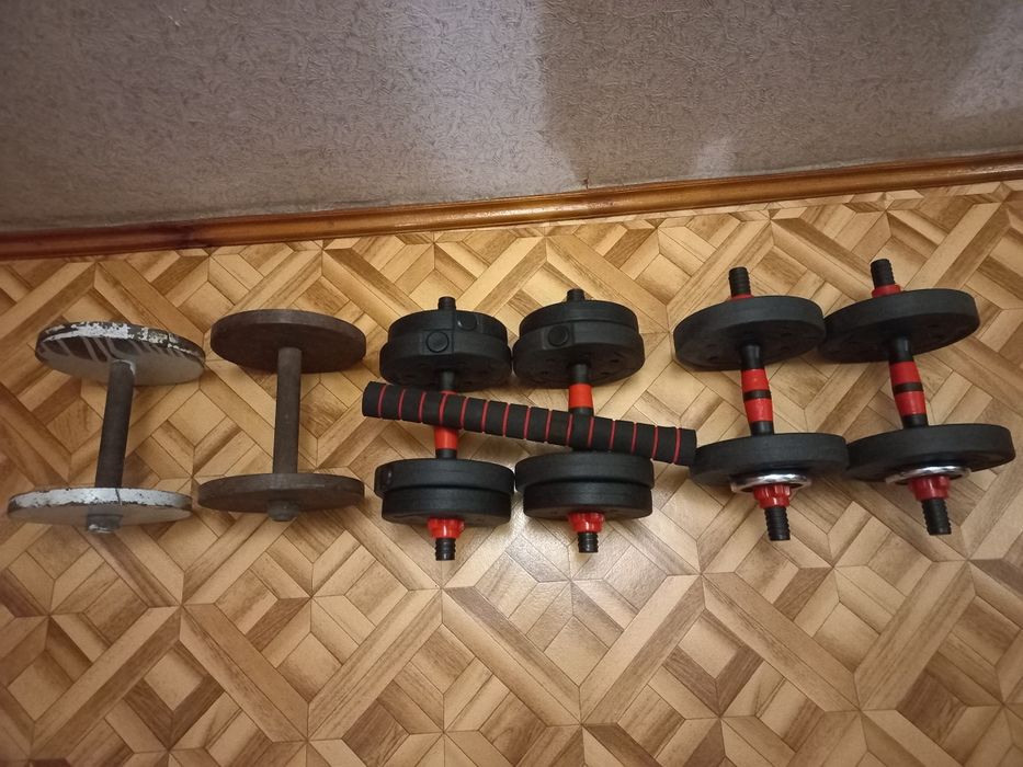 Гантели разных весов.