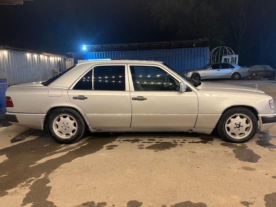 W124 Mercedes-Benz E200
