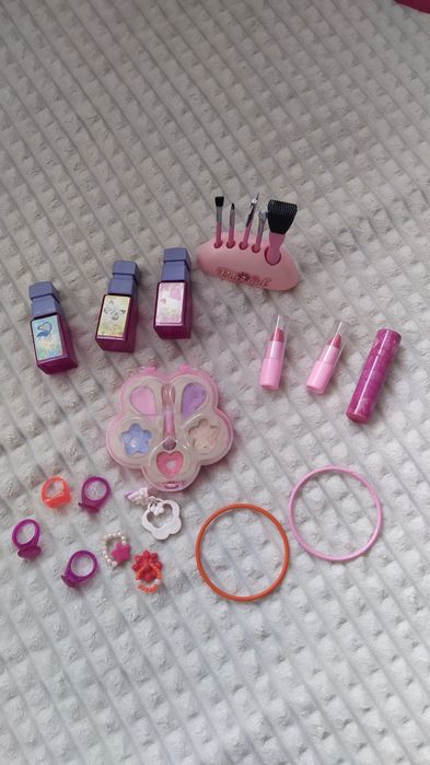 Детска тоалетка с принадлежности за игра за момиче