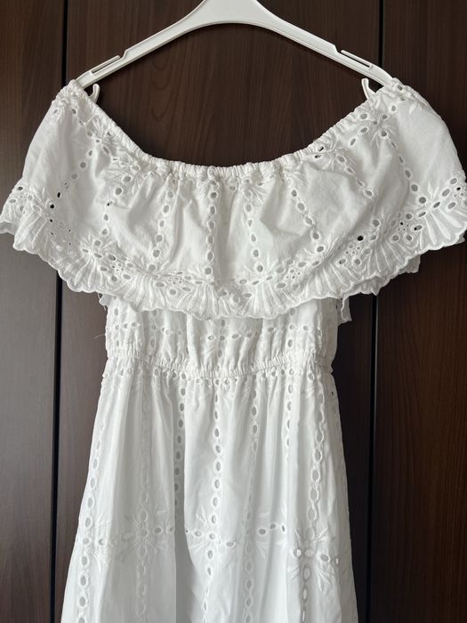 Rochita superba cu broderie englezeasca