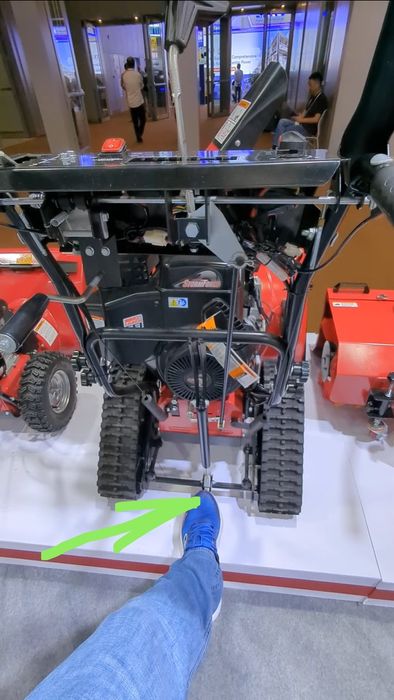 Снегоуборщик бензиновый