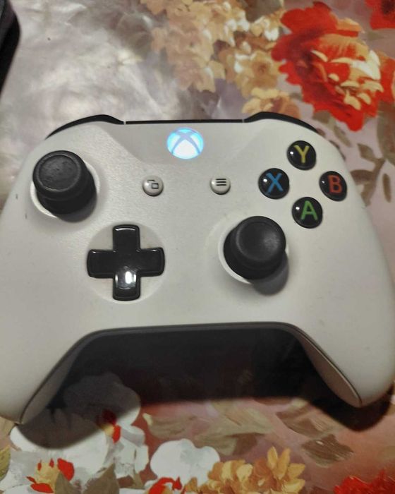 Оригинален безжичен контролер за Xbox One / Series – Бял (Отлично състояние)