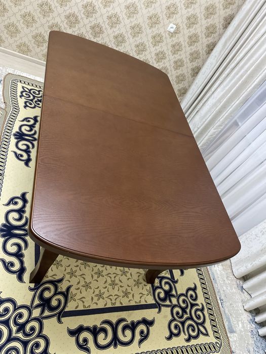 Стол для гостей в отличном состояний