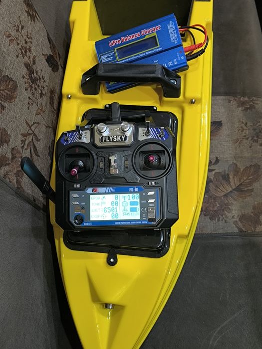 Бърза лодка за захранка с 99точков гпс и дълбокомер