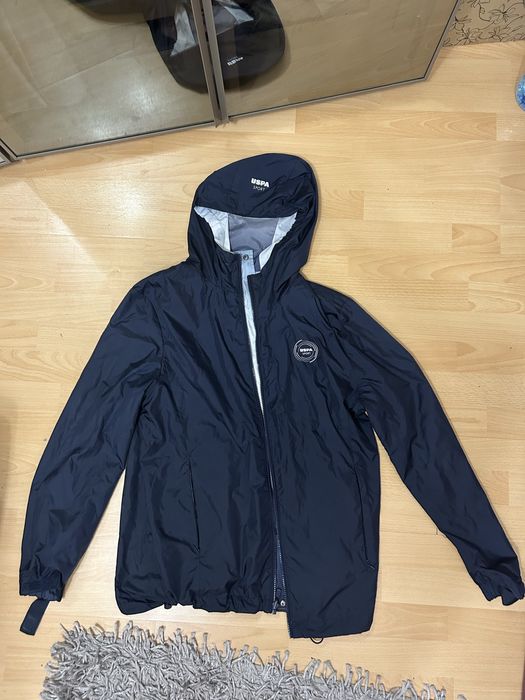 Продавам ветровка на USPA SPORT