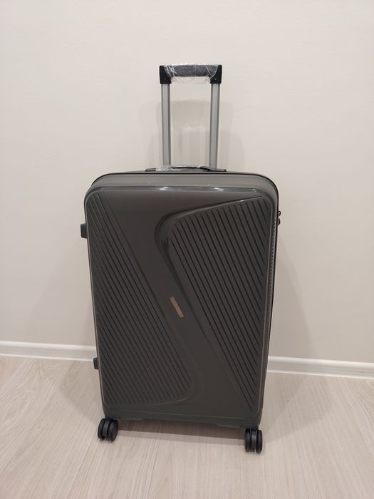 Продам новый чемодан