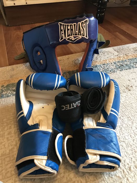 Набор из Бокс. Перчатки, шлем, бинты все вместе
