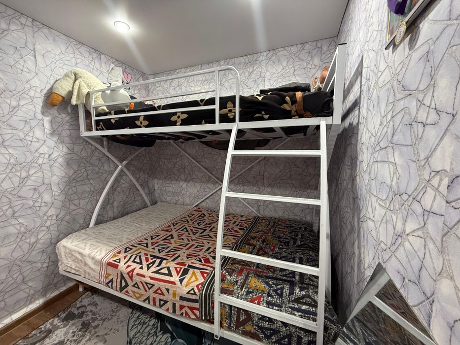Двуярусная кровать, металлическая.