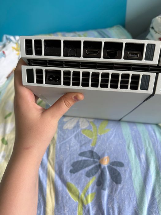 PS4 в перфектна кондиция. Почити не използван заедно с игри. За тази цена получавате и PS4 и игрите от снимката