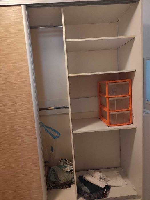Vand dressing pal alb cu natur, 2 usi glisante ,format 3 partii:  2 laterale cu rafturi si partea din mijloc cu bare pentru umerase