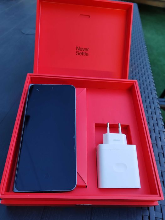 Продавам OnePlus Open