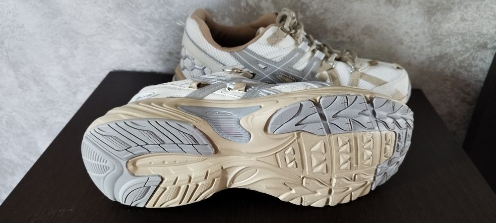 Продам кроссовки новые