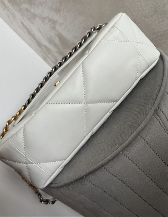 Geanta model Chanel 19