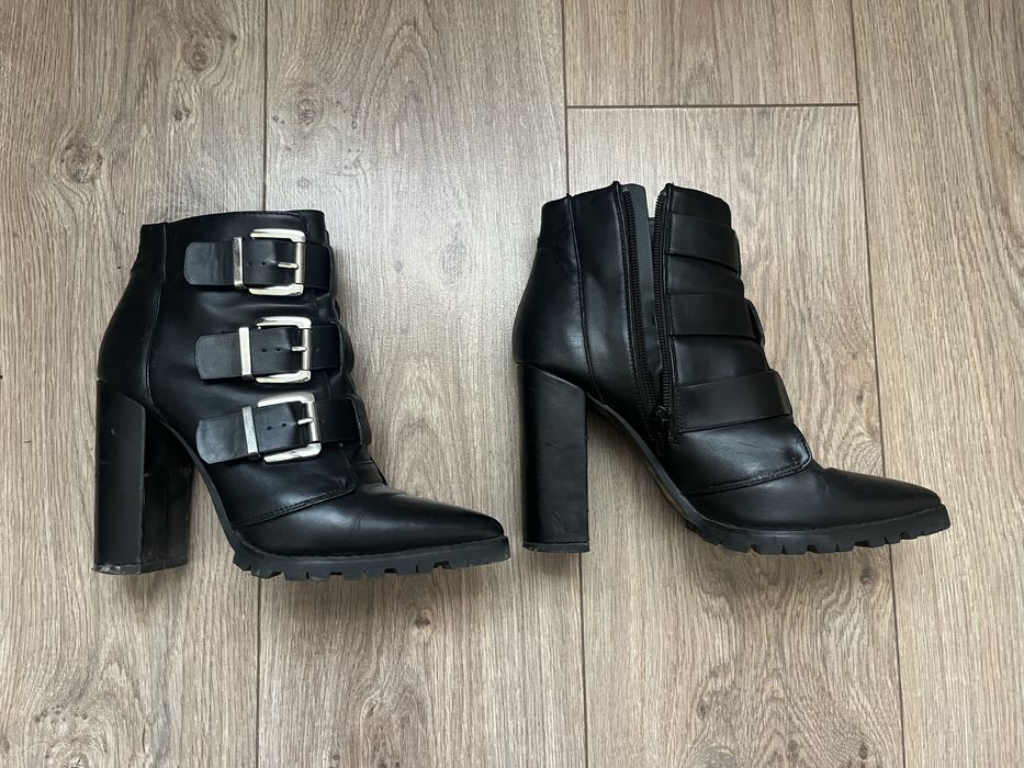 Продам женские ботинки на каблуках