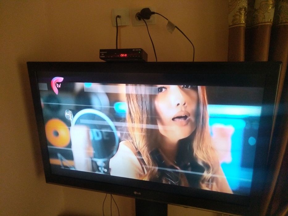 Продам телевизор LG подставкой