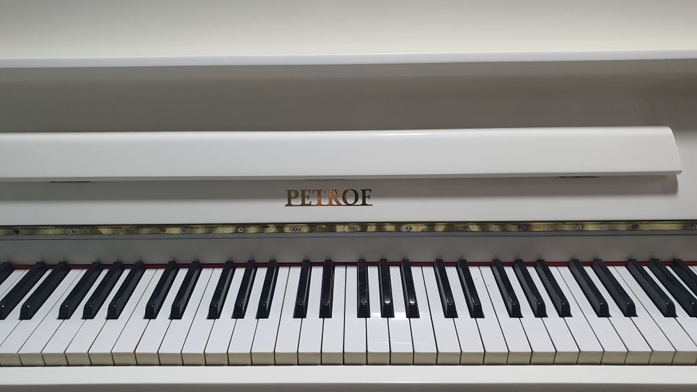 Белое пианино Petrof