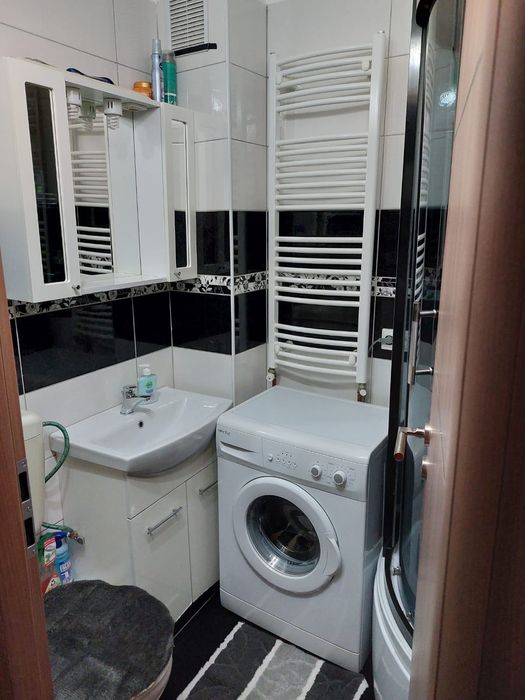 Închiriez apartament cu 2 camere, complet mobilat -lângă Poliție