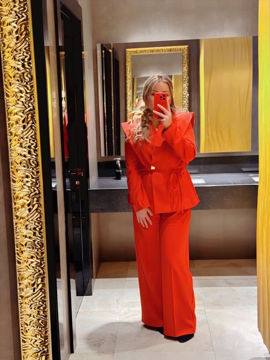 Продаю красный костюм