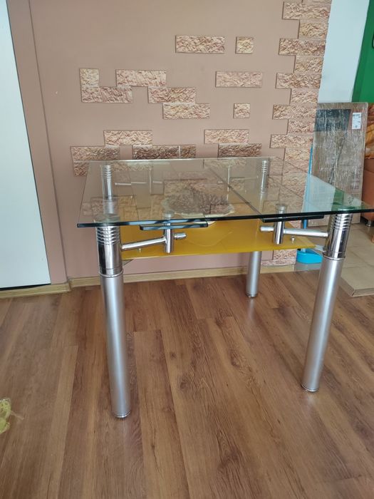 Обеденный стеклянный стол