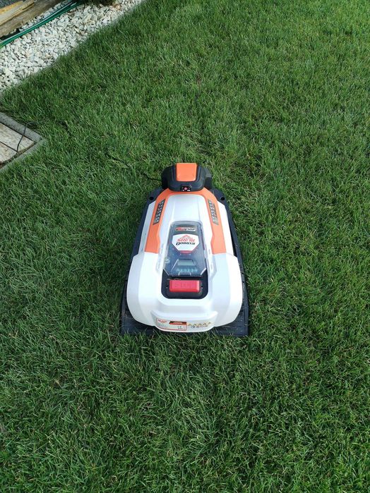 Robot tuns iarba