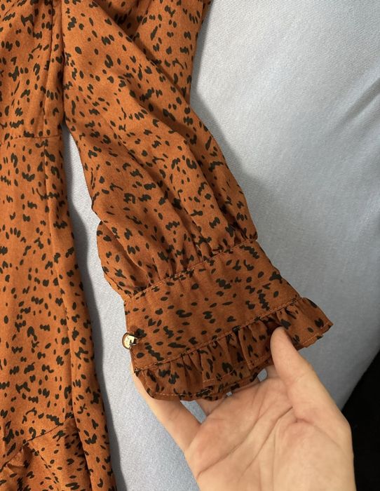 Rochie midi culoarea toamnei -aramiu, marime 36-38, cu volanase